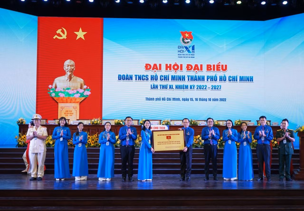 Bí thư Thành ủy TPHCM Nguyễn Văn Nên trao tranh chúc mừng đại hội.
