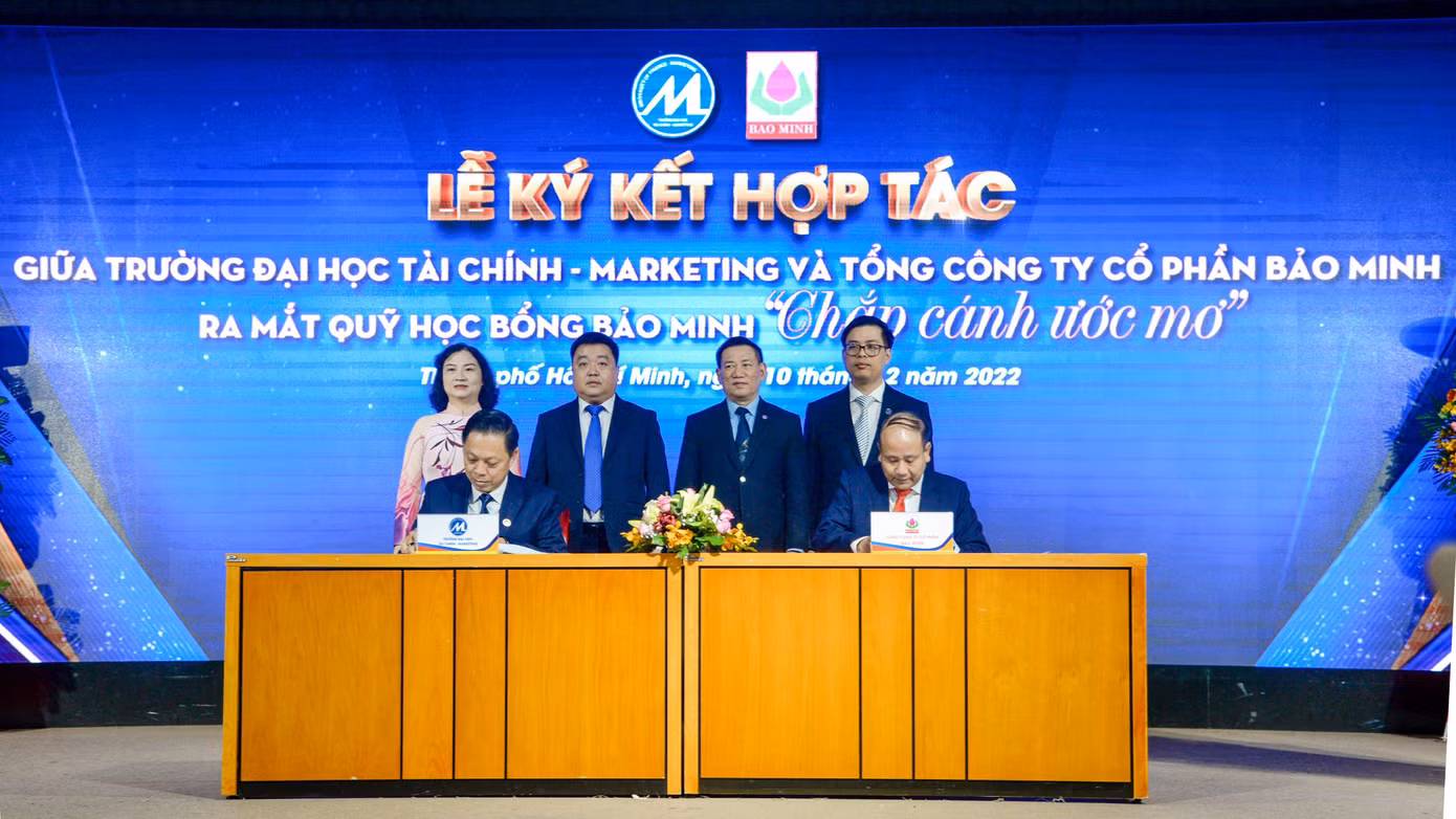 Bộ trưởng Bộ Tài chính Hồ Đức Phớc (thứ ba, bên Phải) chứng kiến buổi lễ ký kết.