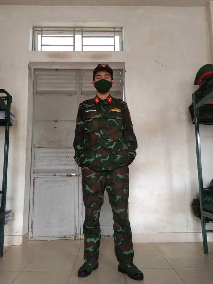 Minh Khiêm trong màu áo lính - sinh viên. Minh Khiêm trong màu áo lính - sinh viên.