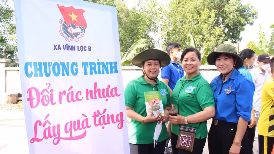 Hoạt động đổi rác nhựa lấy quà tặng đã thu hút nhiều người dân và các bạn trẻ tham gia.