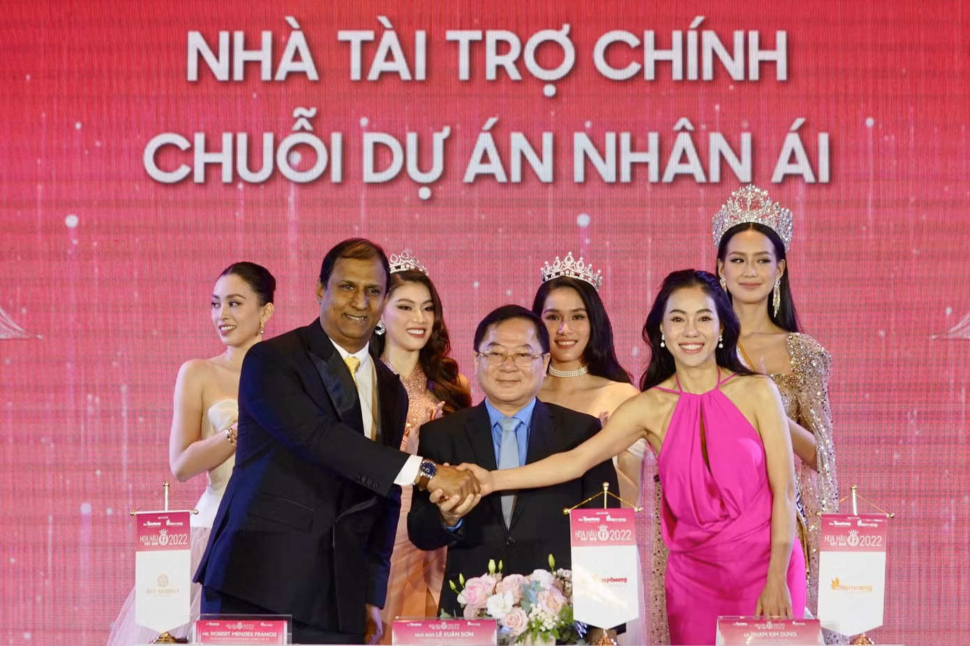 Trưởng Ban Tổ chức - Nhà báo Lê Xuân Sơn và Phó Trưởng Ban Tổ chức Phạm Kim Dung bắt tay cùng nhà tài trợ. Trưởng Ban Tổ chức - Nhà báo Lê Xuân Sơn và Phó Trưởng Ban Tổ chức Phạm Kim Dung bắt tay cùng nhà tài trợ.
