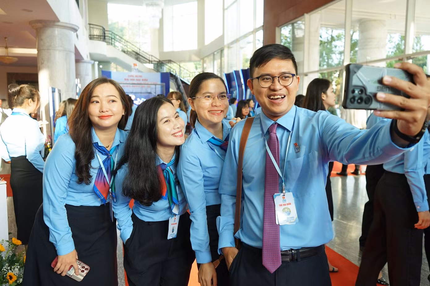 Các đại biểu hứng khởi trước phiên khai mạc Đại hội.