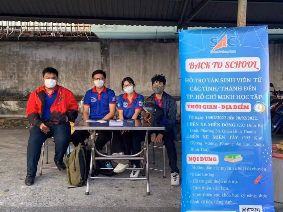 Đội hình sinh viên tình nguyện luôn túc trực tại hai bến xe nhằm hỗ trợ sinh viên đến TP. HCM học tập (Ảnh: SAC).