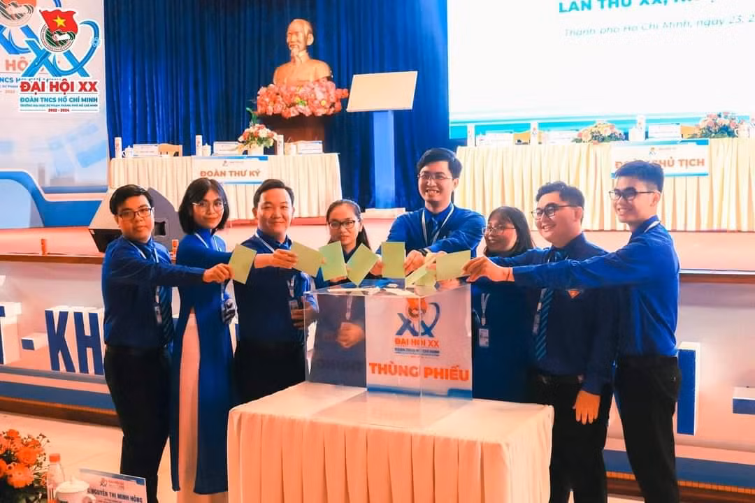 Anh Nguyễn Vũ Hoài Ân (thứ tư bên phải), Bí thư Đoàn trường khóa XIX tiếp tục được bầu giữ chức Bí thư Đoàn trường khóa XX, nhiệm kỳ 2022 - 2024.