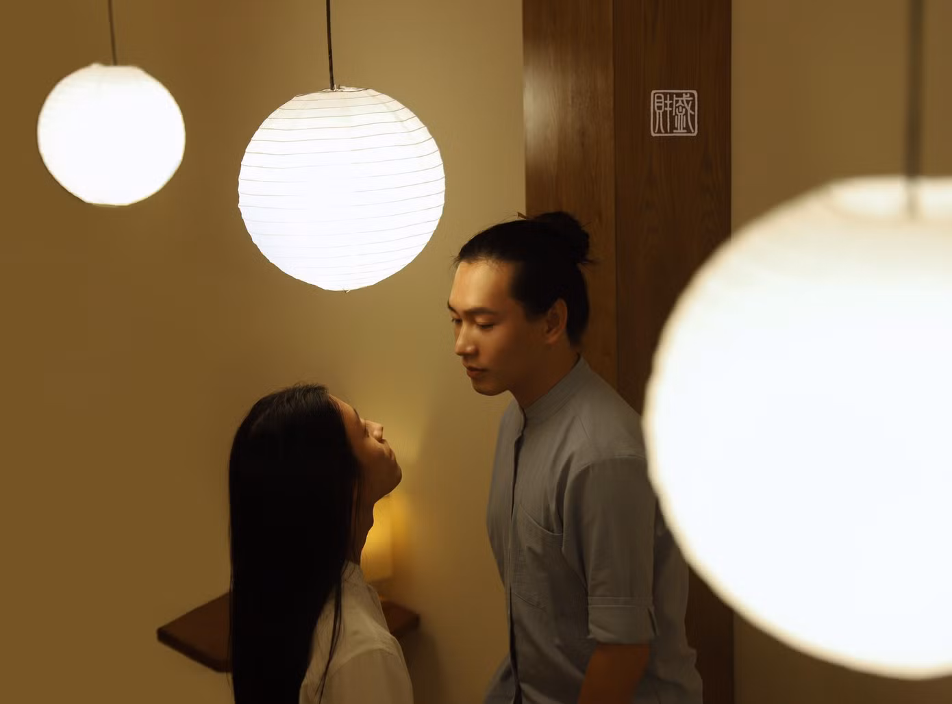 Một số khung ảnh cả hai cùng chụp với mái tóc dài.