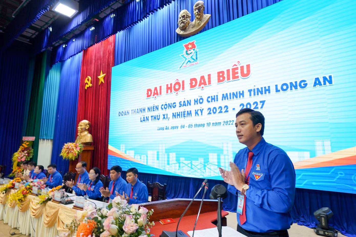 Đại hội thông qua chương trình và quy chế Đại hội. Đại hội thông qua chương trình và quy chế Đại hội.