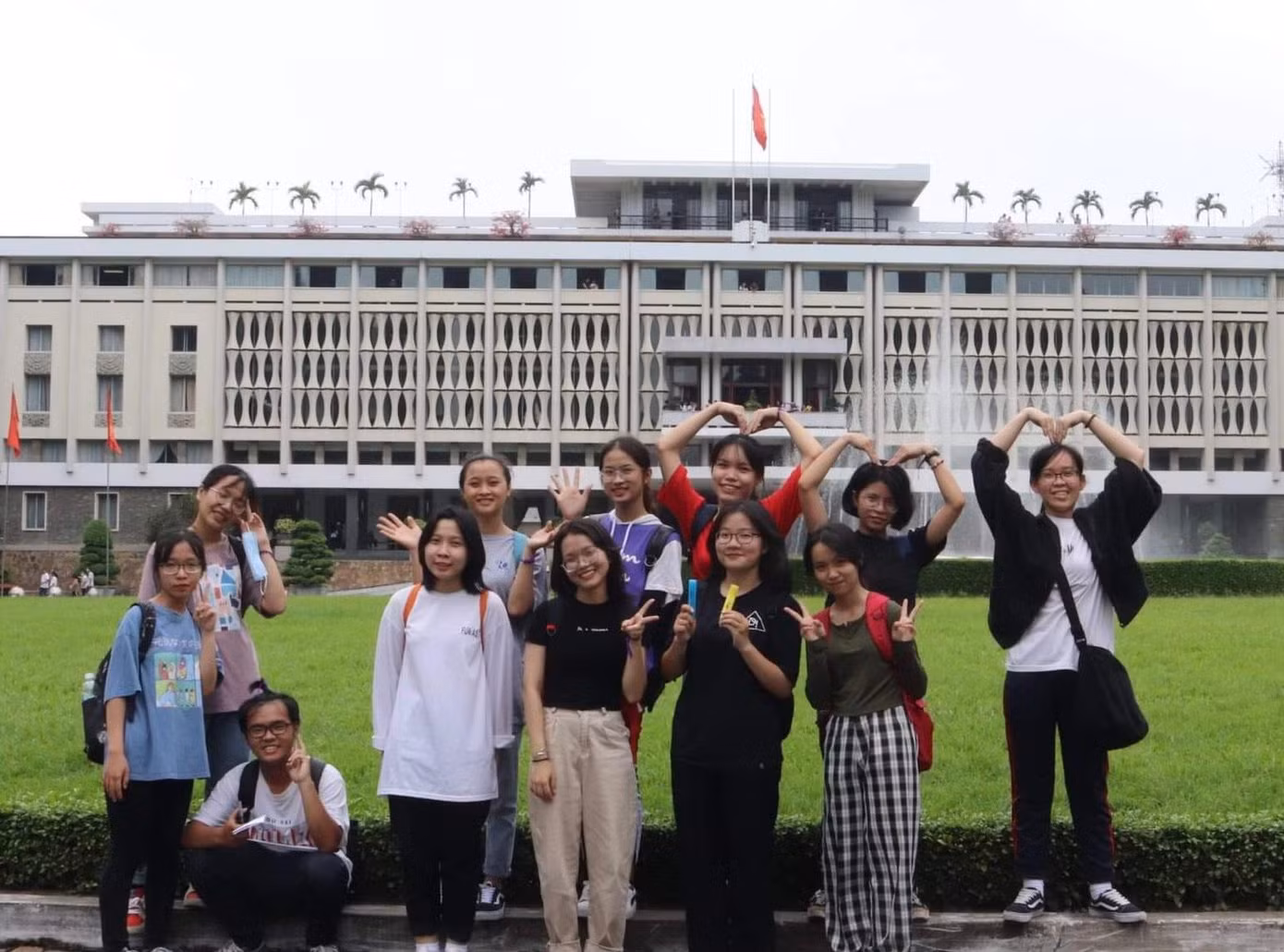 Nhóm sinh viên trường ĐH KHXH&amp;NV (ĐHQG TP. HCM) thăm Dinh Độc Lập.