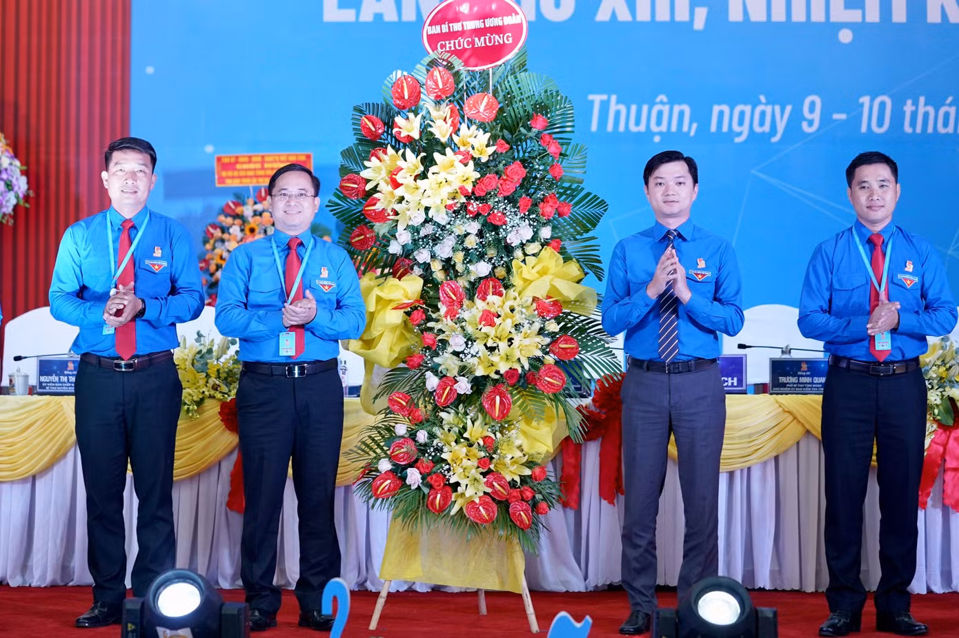 Anh Nguyễn Minh Triết, Bí thư T.Ư Đoàn, Chủ tịch T.Ư Hội Sinh viên Việt Nam thay mặt Ban Bí thư T.Ư Đoàn tặng hoa Đại hội. (Ảnh: Phạm Nguyễn)