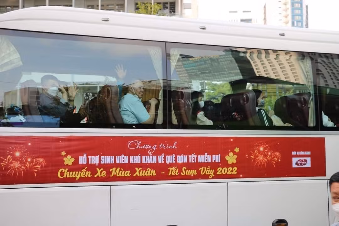 Những tấm vé nghĩa tình giúp những sinh viên khó khăn được về nhà đoàn tụ cùng gia đình dịp Tết.