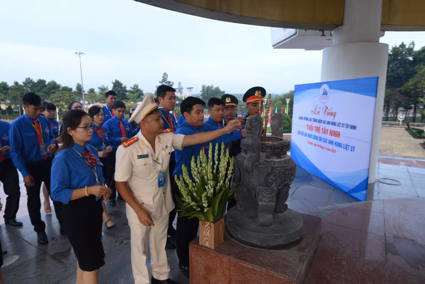 Trước phiên khai mạc Đại hội, tuổi trẻ Tây Ninh dâng hương tưởng nhớ các anh hùng liệt sĩ đã hy sinh vì độc lập của Tổ quốc. (Ảnh: Việt Kiên)