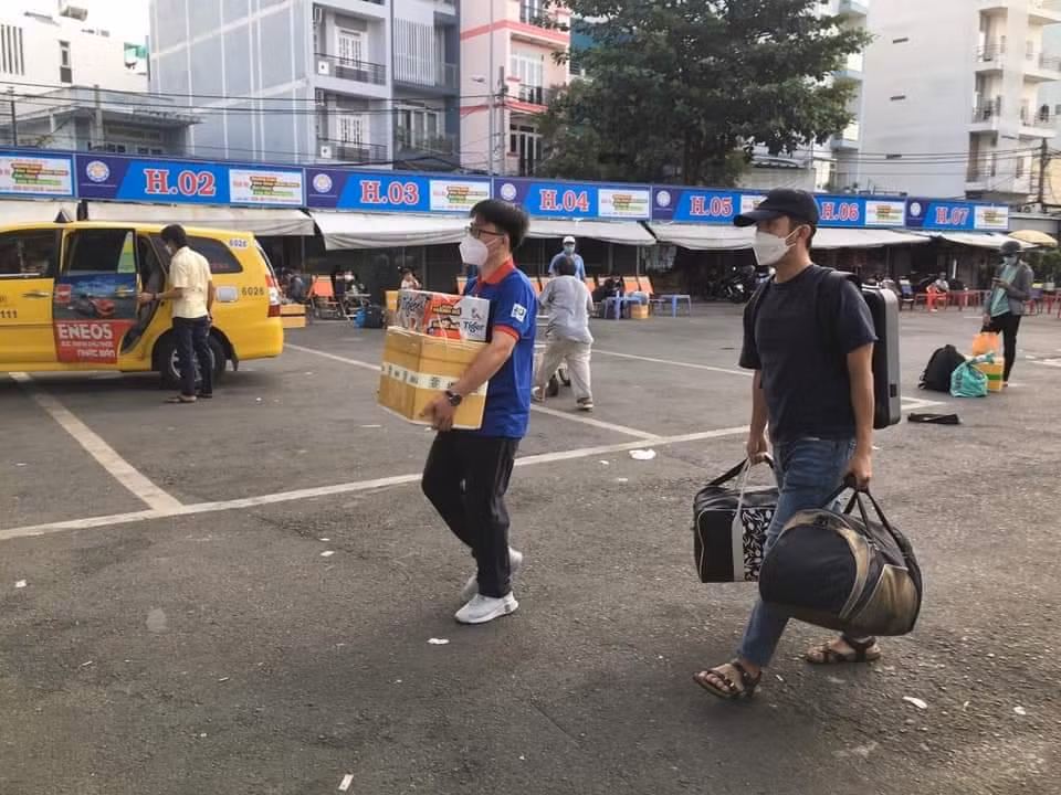 Tân sinh viên được tư vấn, hỗ trợ về chỗ trọ và phương tiện di chuyển khi đến TP. HCM (Ảnh SAC).