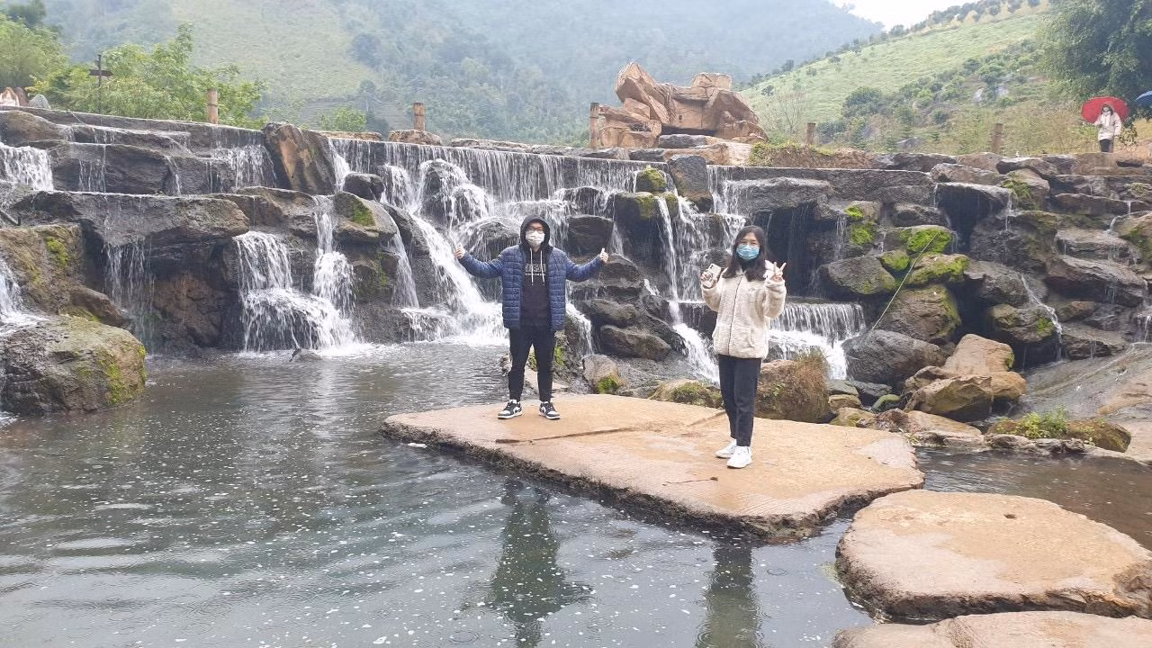Được tham quan địa điểm du lịch nổi tiếng khiến bạn trẻ phấn chấn.
