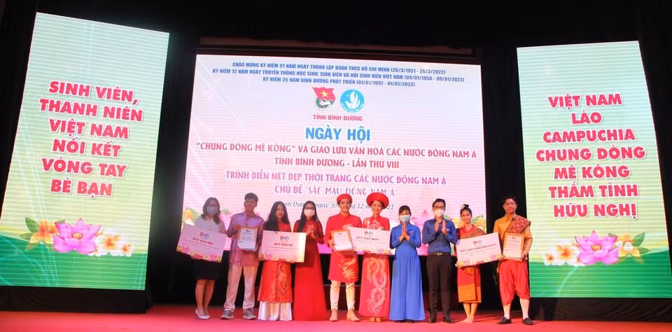 Chi Trần Thị Diễm Trinh, Phó Bí thư Tỉnh Đoàn, Chủ tịch Hội Sinh viên tỉnh Bình Dương trao giải thưởng cho các thí sinh đoạt giải (Ảnh: Hội Sinh viên tỉnh Bình Dương).