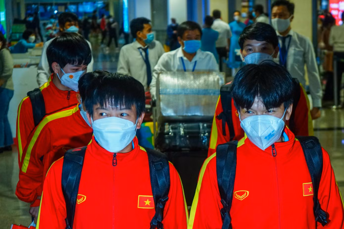 Trước đó, chiều ngày 11/2, tại sân bay Tân Sơn Nhất, 11 thành viên đội tuyển thuộc biên chế CLB TP. HCM đã chính thức quay về lại thành phố sau chuỗi ngày dài thi đấu không biết mệt để mang vinh quang về cho đất nước.