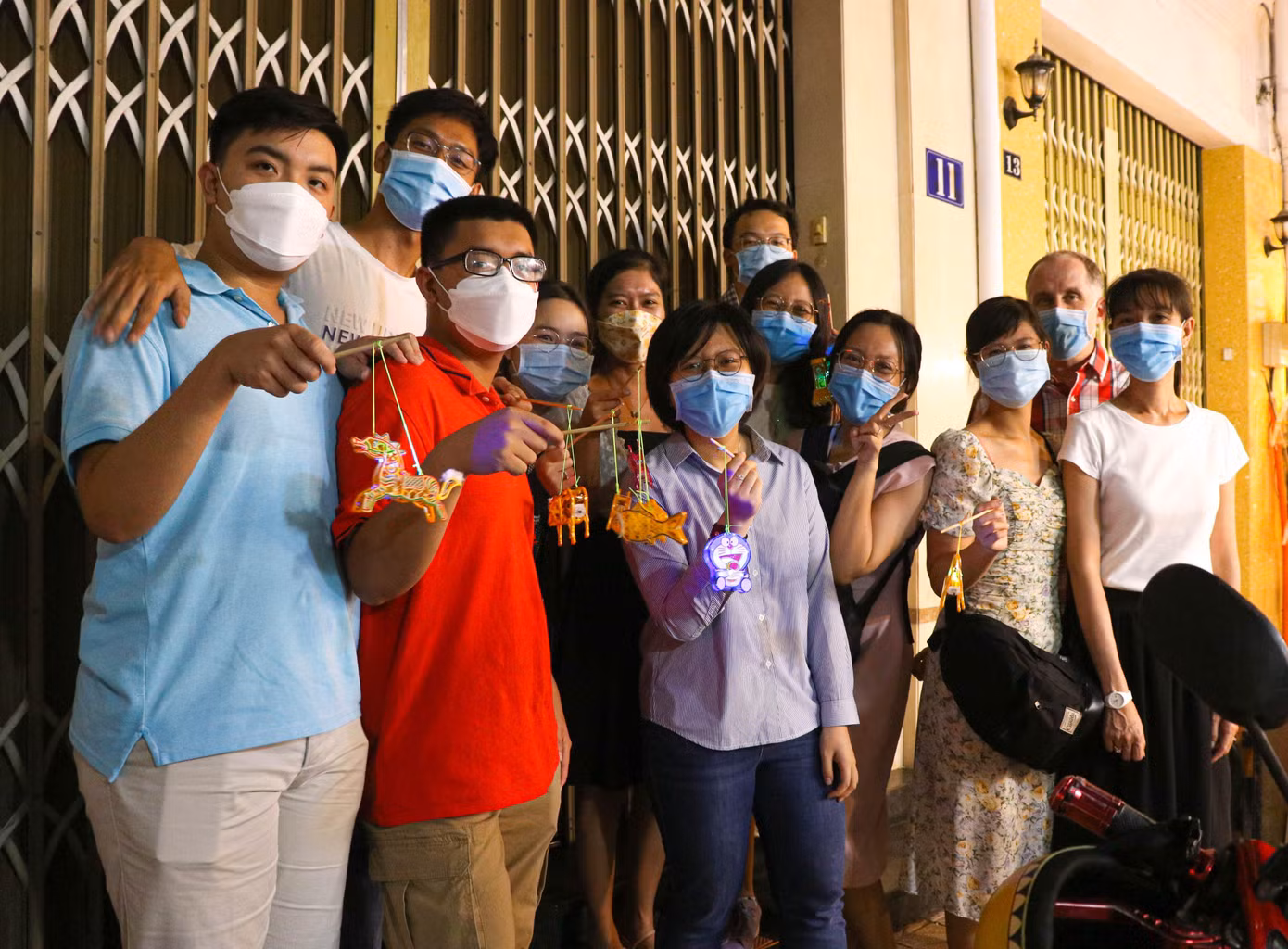 Nhóm bạn trẻ ở địa phương khác biết đến phố lồng đèn Lương Nhữ Học (Q. 5) trên mạng xã hội nên rủ nhau đến đây “check-in”.