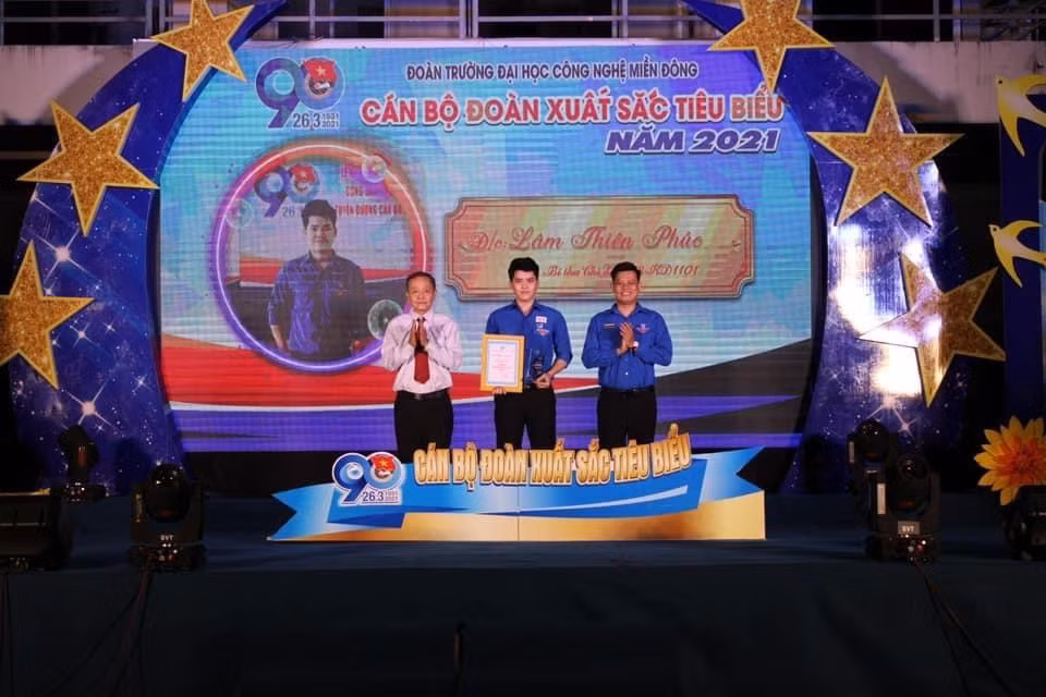 Bên cạnh hai giải thương cao quý, Phúc còn nhận được nhiều thành tích từ trường và tỉnh Đồng Nai. Bên cạnh hai giải thương cao quý, Phúc còn nhận được nhiều thành tích từ trường và tỉnh Đồng Nai.