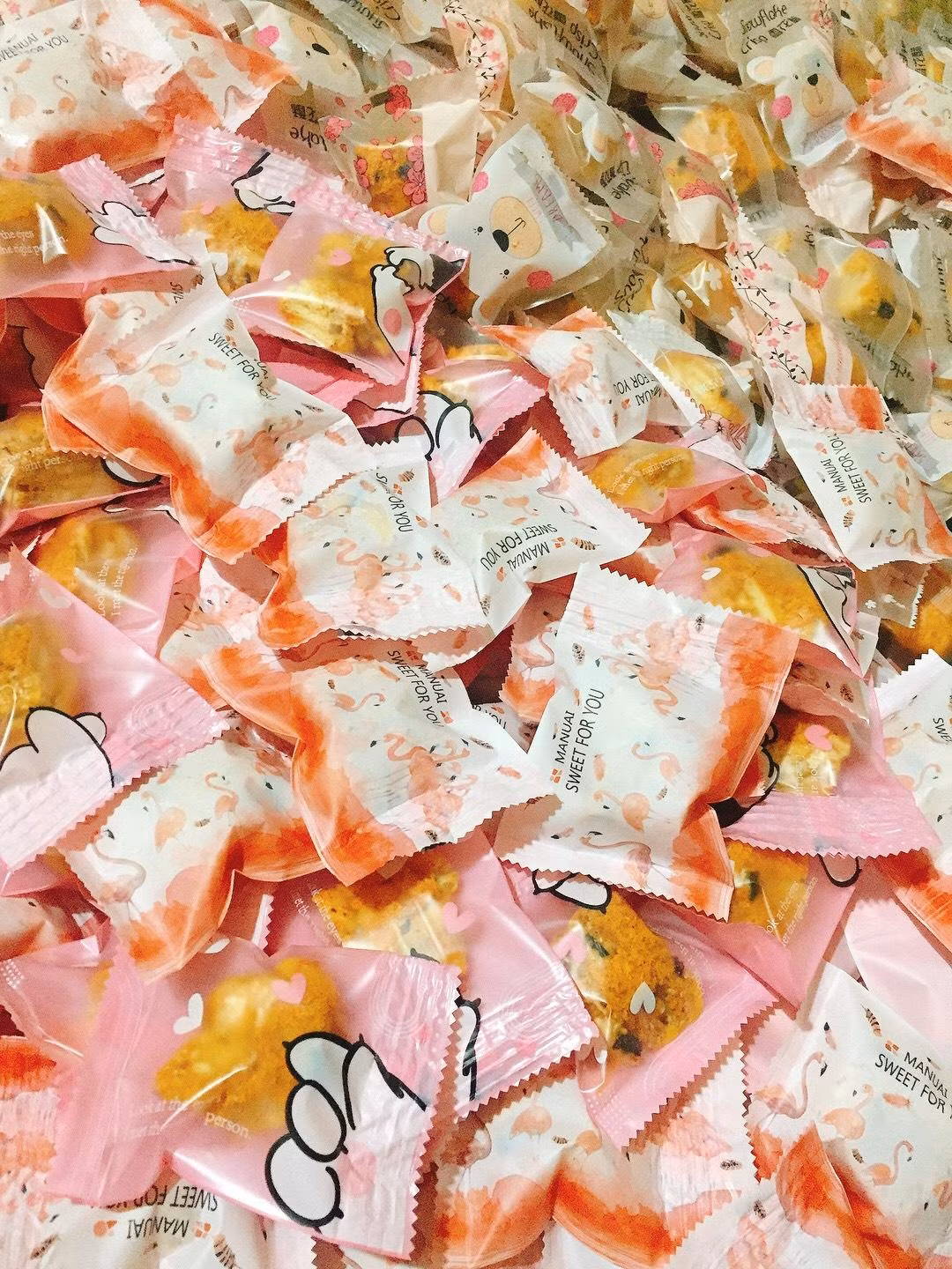 Bánh kẹo sản xuất ra luôn được Thơm đóng gói bằng các loại bao bì bắt mắt. Bánh kẹo sản xuất ra luôn được Thơm đóng gói bằng các loại bao bì bắt mắt.