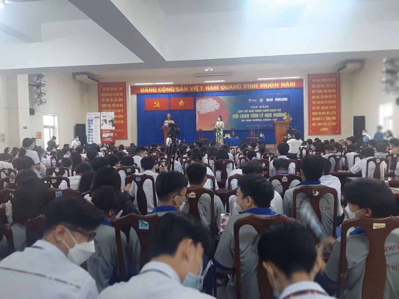Rất đông các bạn trẻ tham gia buổi tọa đàm. Rất đông các bạn trẻ tham gia buổi tọa đàm.