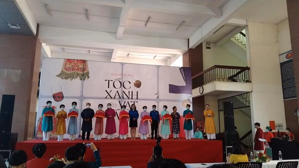 Ban Tổ chức cắt băng khánh thành, chính thức khai mạc Ngày hội Việt phục 'Tóc xanh - Vạt áo', mở màn cho Tuần lễ Văn hoá Sóng đôi.
