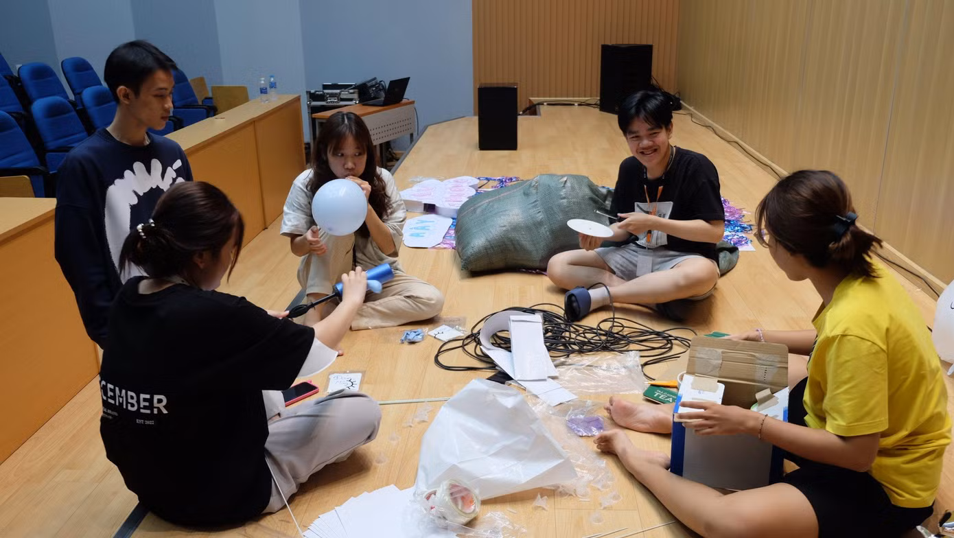 Các bạn trẻ chuẩn bị cho đêm nhạc.