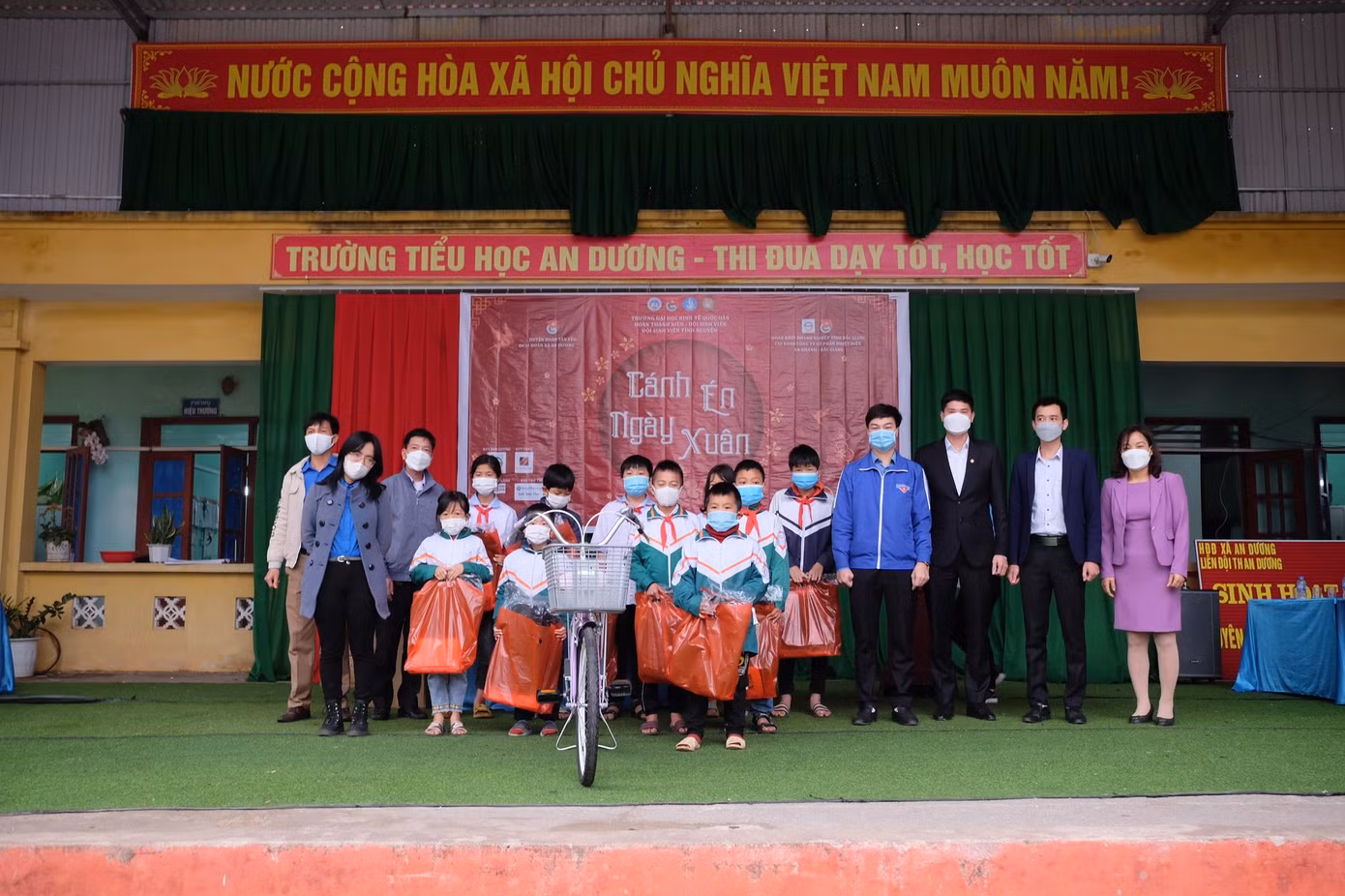 Những phần quà ý nghĩa Đội trao tặng cho em nhỏ vượt khó vươn lên trong học tập.