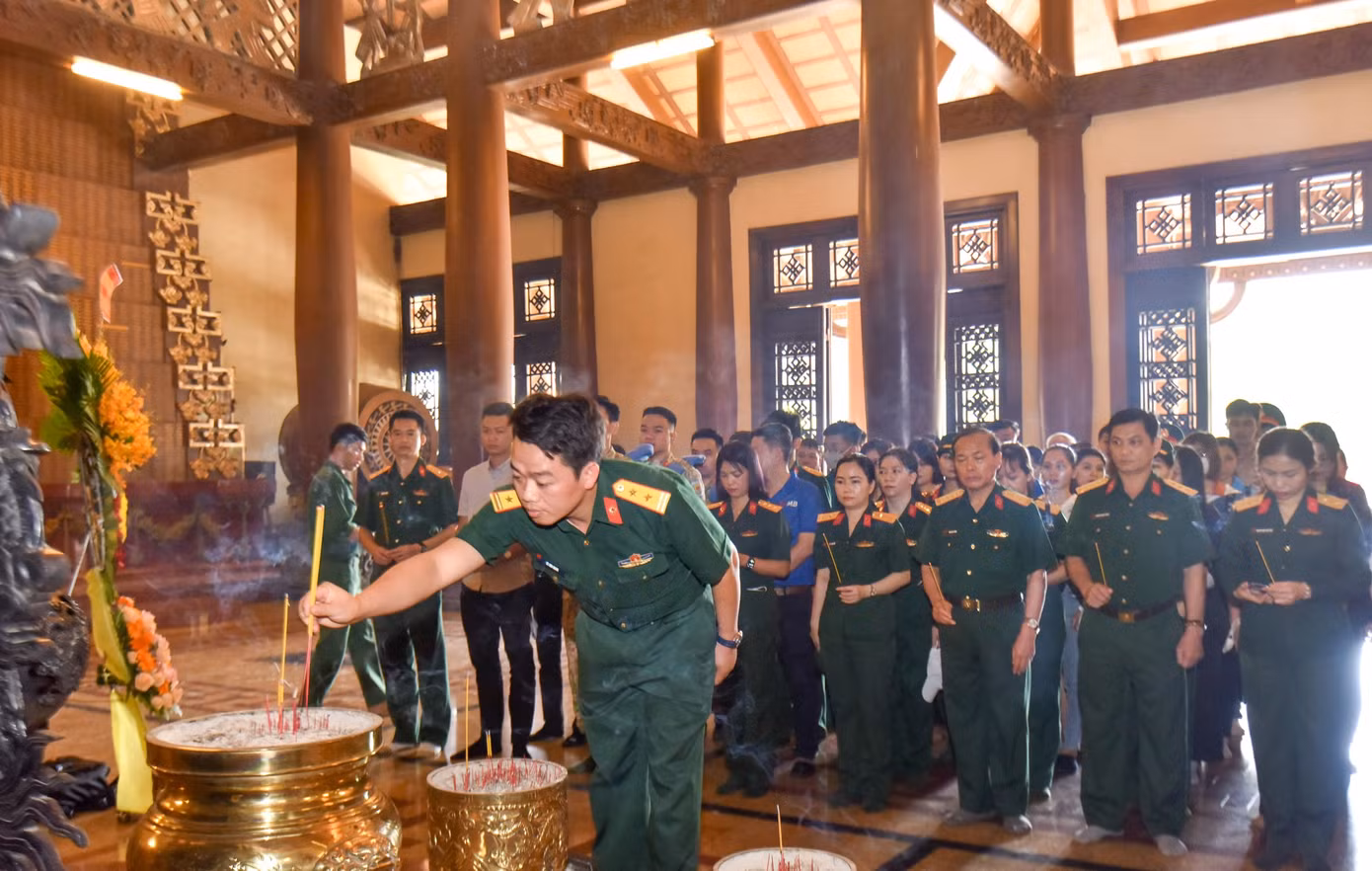 Đoàn viên, thanh niên đã đến dâng hương tưởng niệm tại Đền Bến Dược. Đoàn viên, thanh niên đã đến dâng hương tưởng niệm tại Đền Bến Dược.