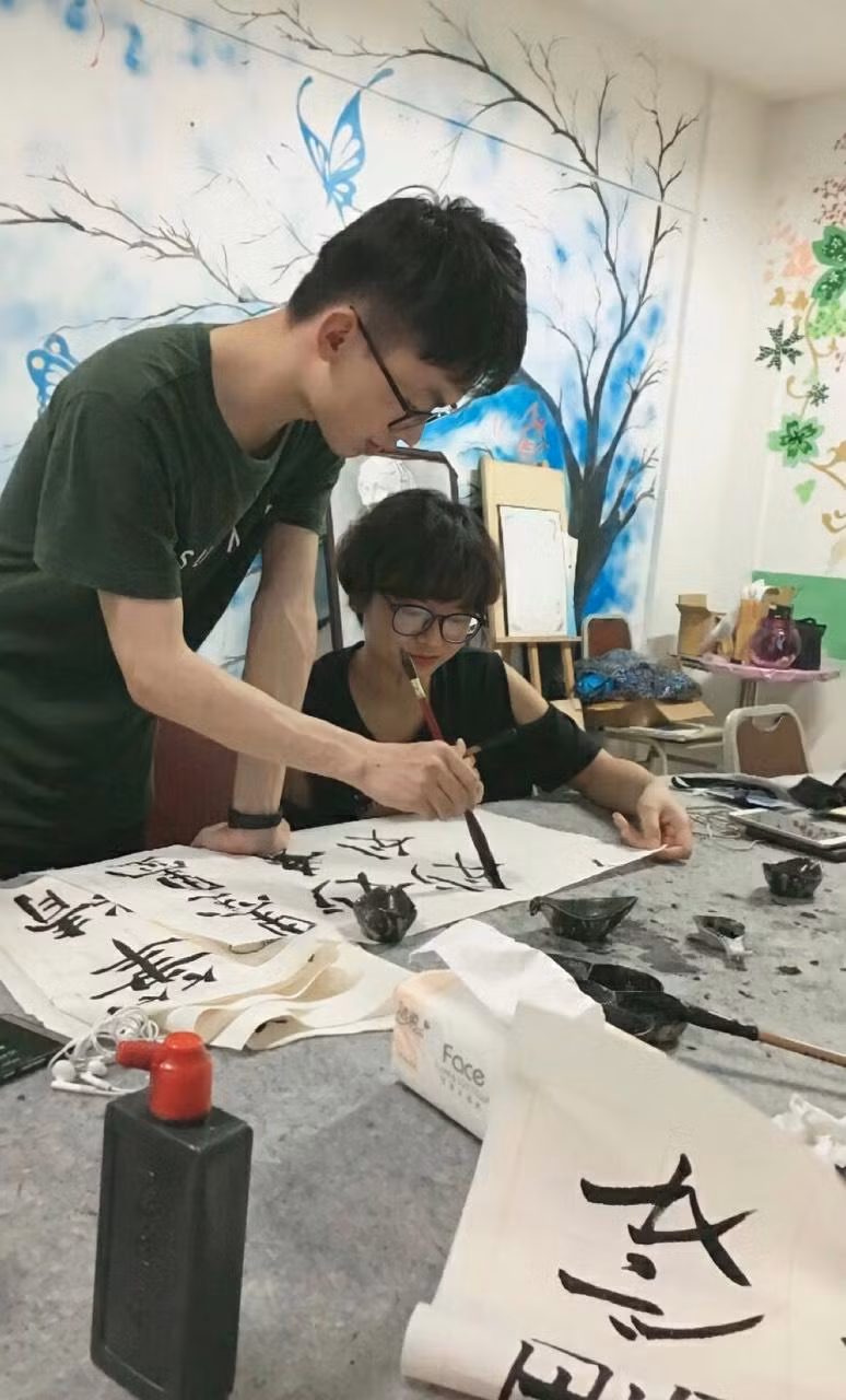 Hân từng miệt mài tập viết chữ Hán.