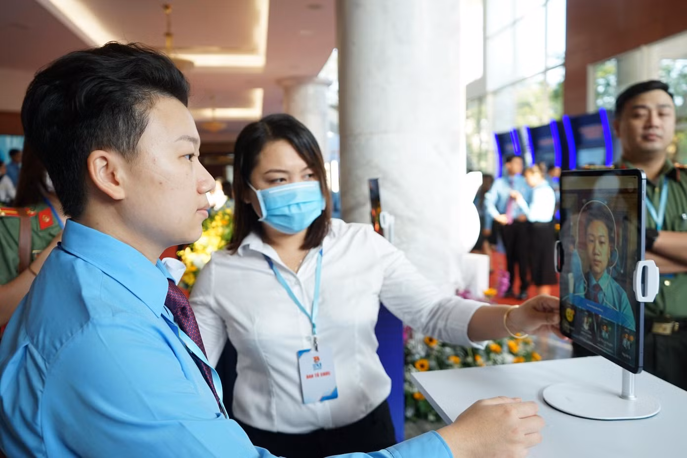 Đại biểu trải nghiệm công nghệ tại sảnh bên ngoài đại hội.