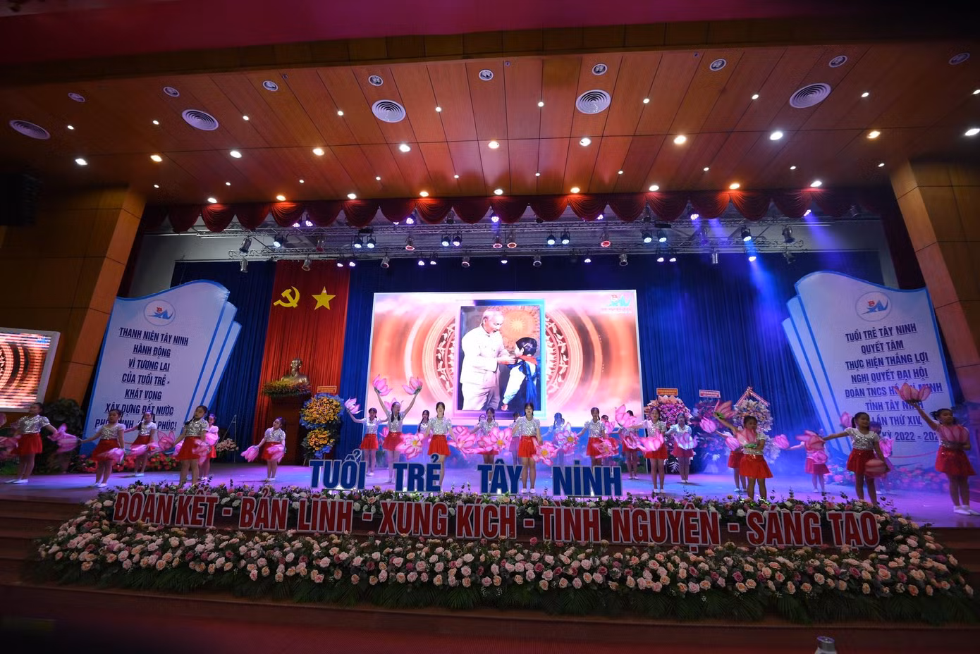 Những tiết mục văn nghệ chào mừng Đại hội Đoàn TNCS Hồ Chí Minh tỉnh Tây Ninh lần thứ XIV, nhiệm kỳ 2022 – 2027. (Ảnh: Việt Kiên)