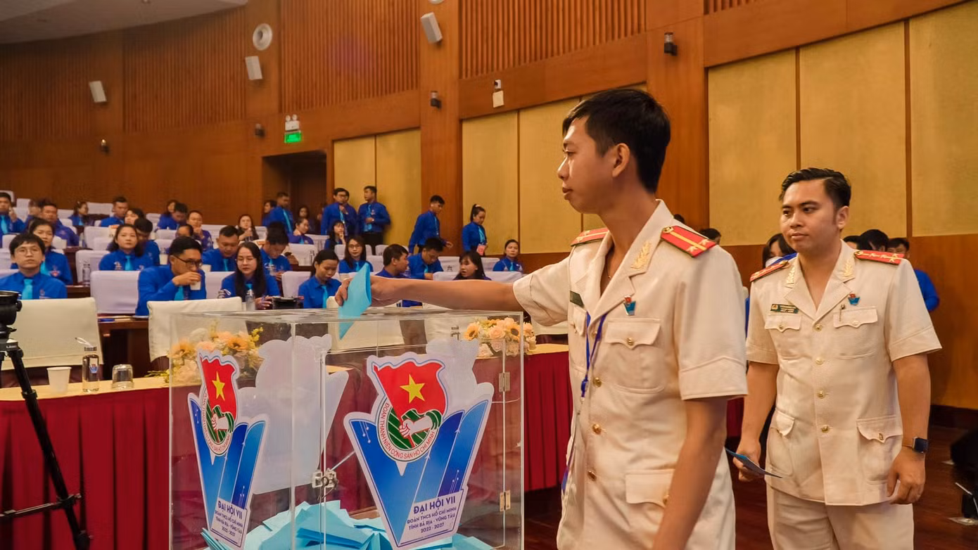 Đại biểu bỏ phiếu bầu đoàn đại biểu chính thức dự Đại hội Đoàn toàn quốc lần thứ XII, với 12 anh chị. Đại biểu bỏ phiếu bầu đoàn đại biểu chính thức dự Đại hội Đoàn toàn quốc lần thứ XII, với 12 anh chị.