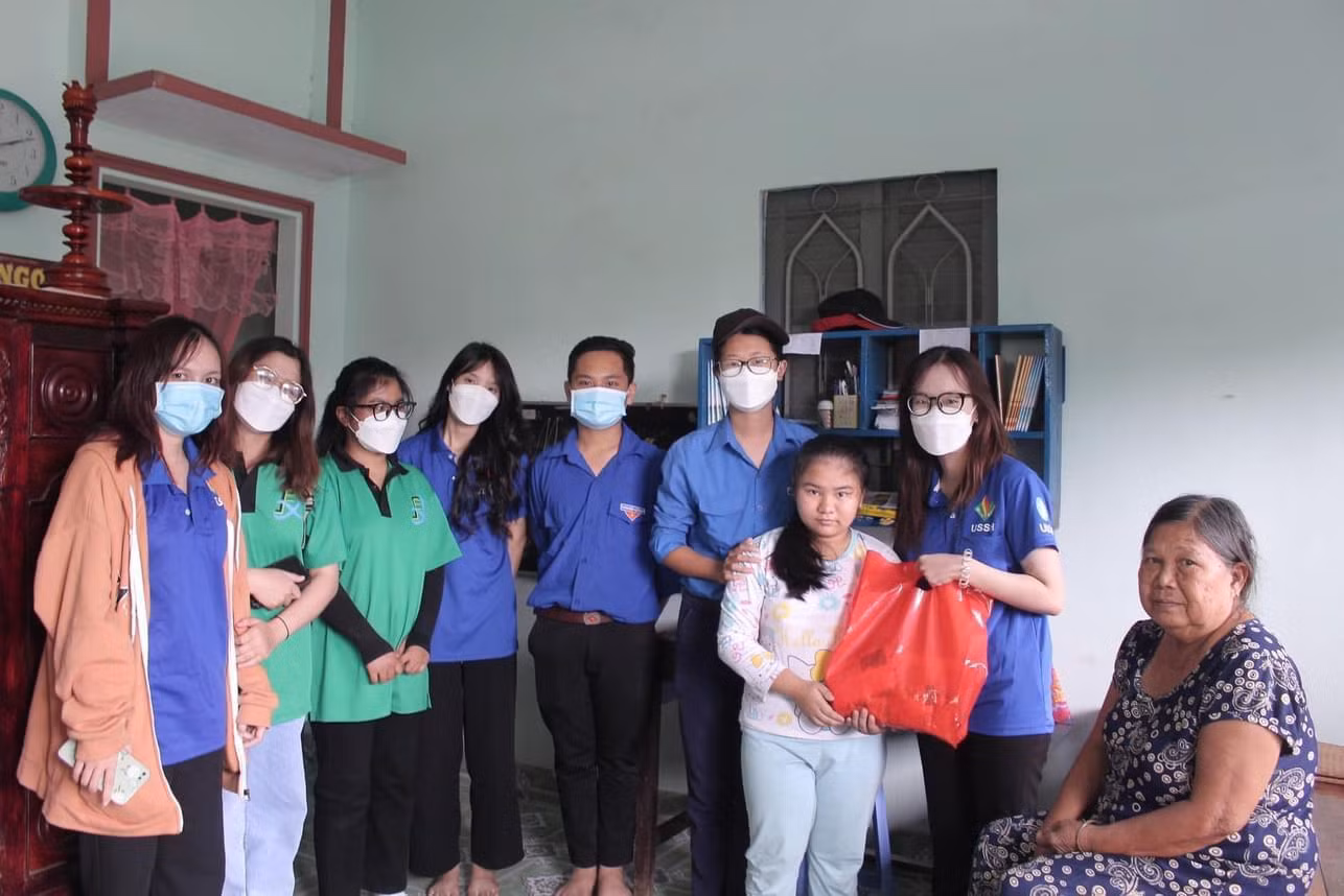 CLB Phông Xanh gửi trao những xuất quà cho các em có hoàn cảnh khó khăn.