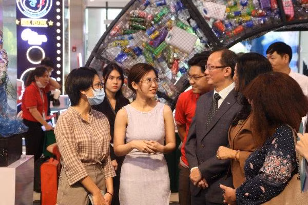 Các thí sinh trình bày ý tưởng và thông điệp của mình cho Ban Tổ chức.