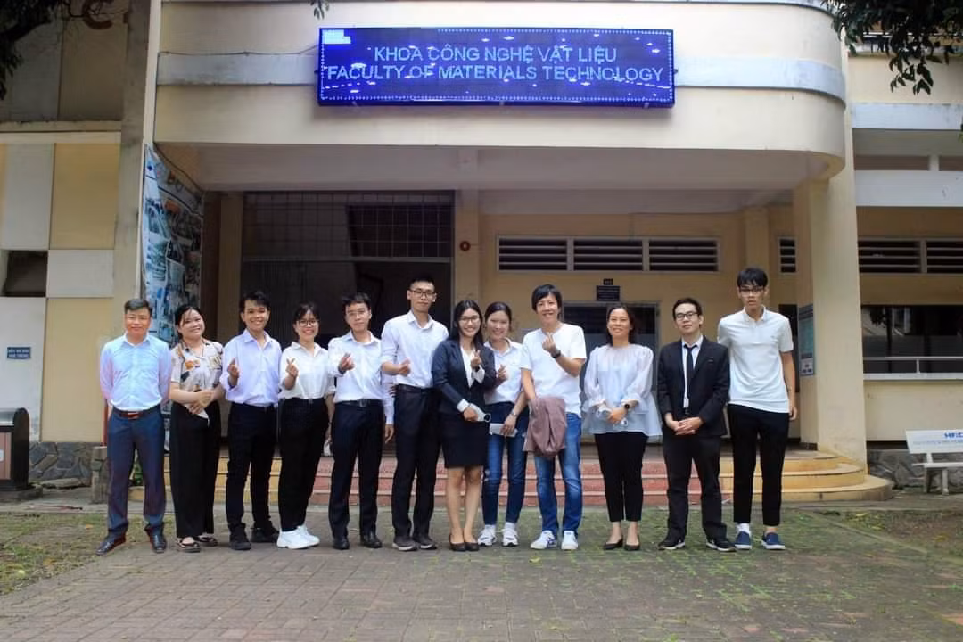 Các thành viên của nhóm BKTENG.
