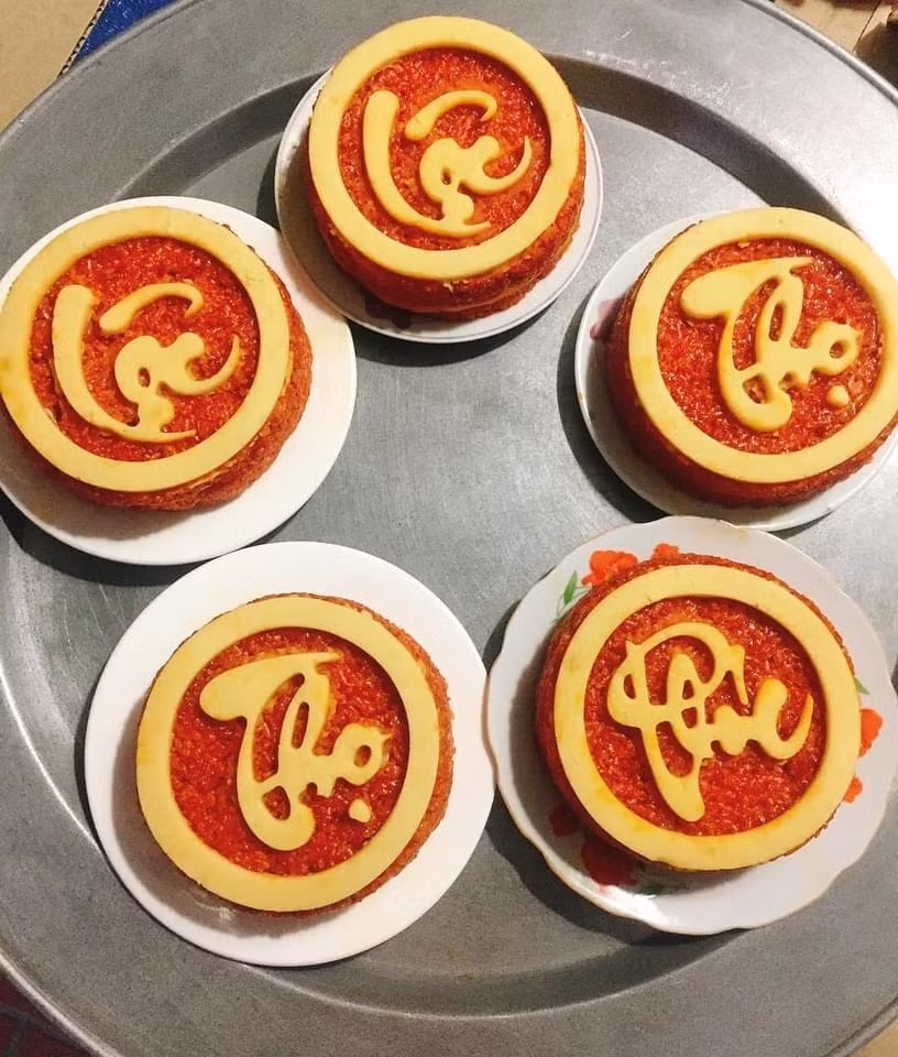 Mặt hàng “xôi gấc nghệ thuật” được cho là “cháy hàng” dịp Tết Nguyên đán vừa qua. Mặt hàng “xôi gấc nghệ thuật” được cho là “cháy hàng” dịp Tết Nguyên đán vừa qua.