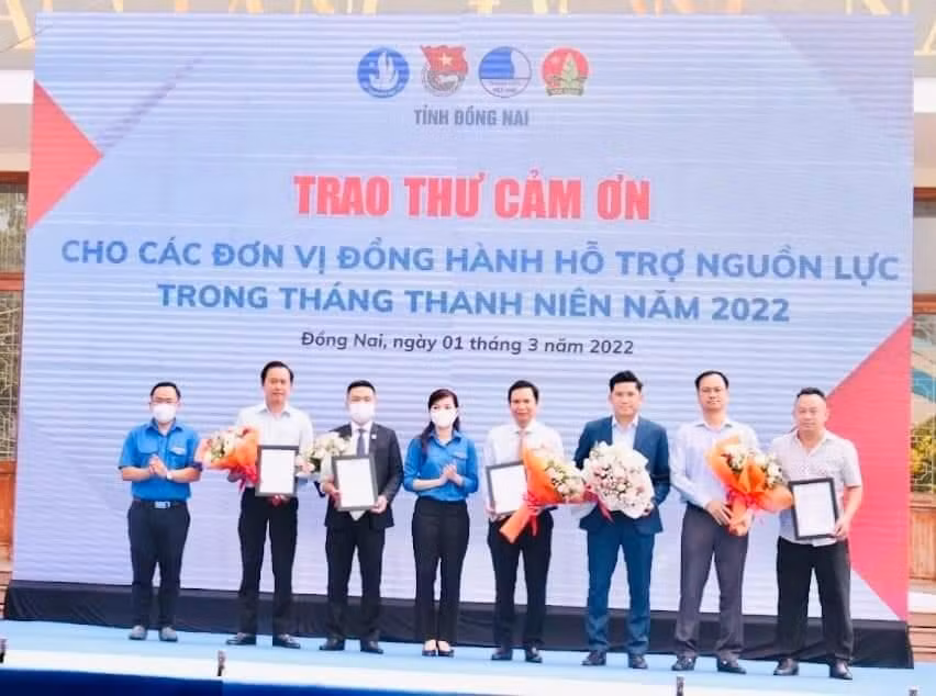 Bí thư Tỉnh Đoàn Đồng Nai Hồ Hồng Nguyên tặng hoa các đơn vị đồng hành với các chương trình của Tháng Thanh niên.