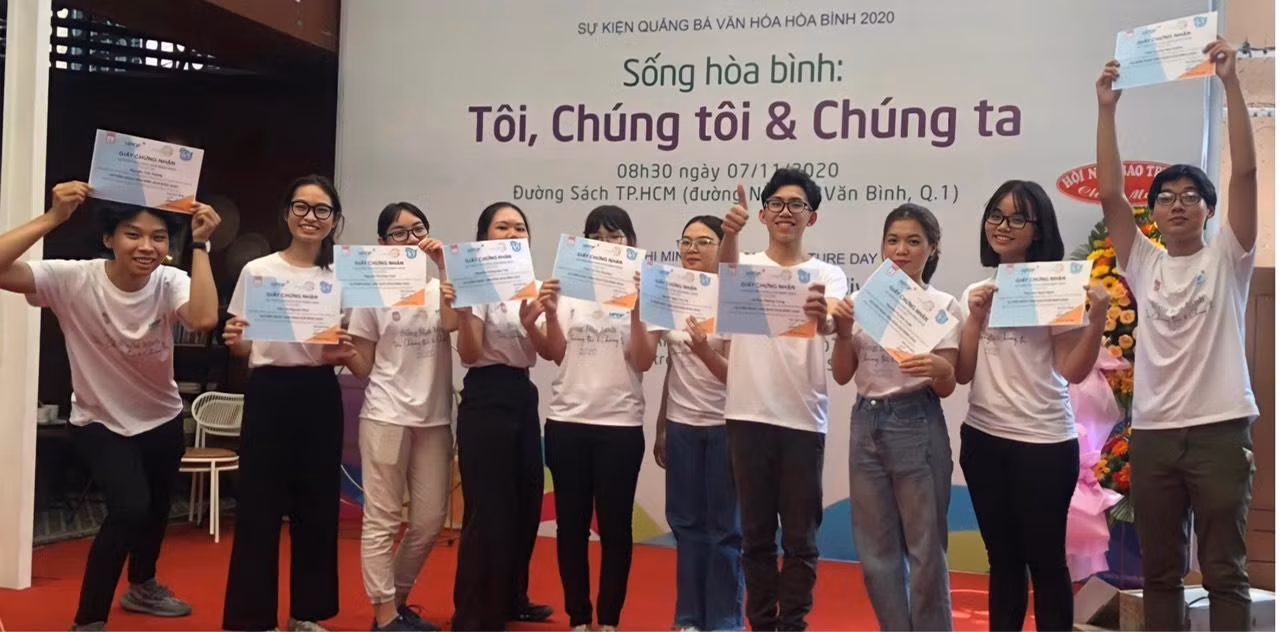 Bảo Khiêm tham gia hoạt động trao học bổng cho người khuyết tật.