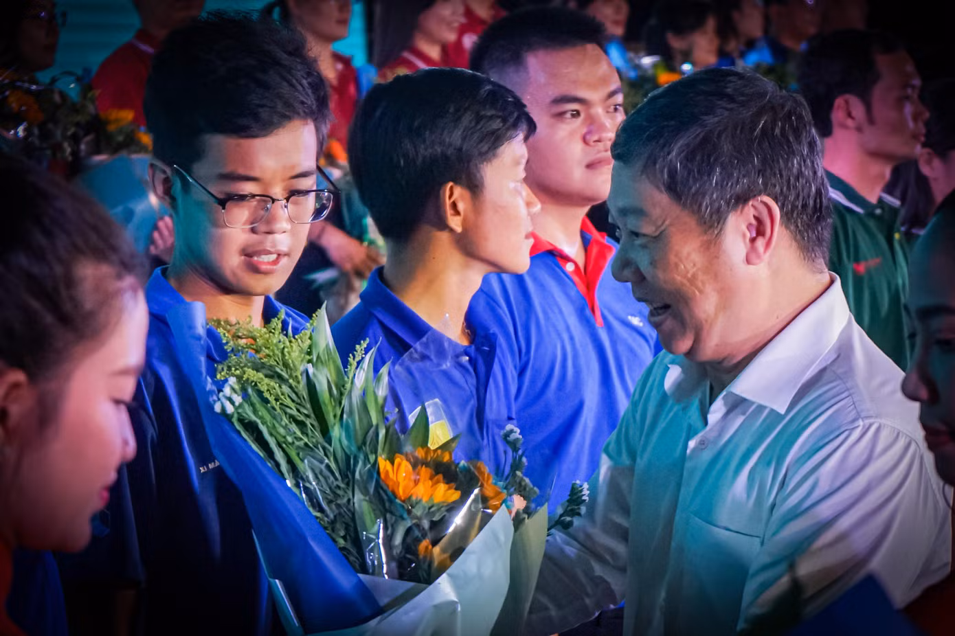 Ông Dương Anh Đức, Phó Chủ tịch UBND TP. HCM tặng hoa sinh viên tình nguyện. (Ảnh: Hồng Nguyễn) Ông Dương Anh Đức, Phó Chủ tịch UBND TP. HCM tặng hoa sinh viên tình nguyện. (Ảnh: Hồng Nguyễn)