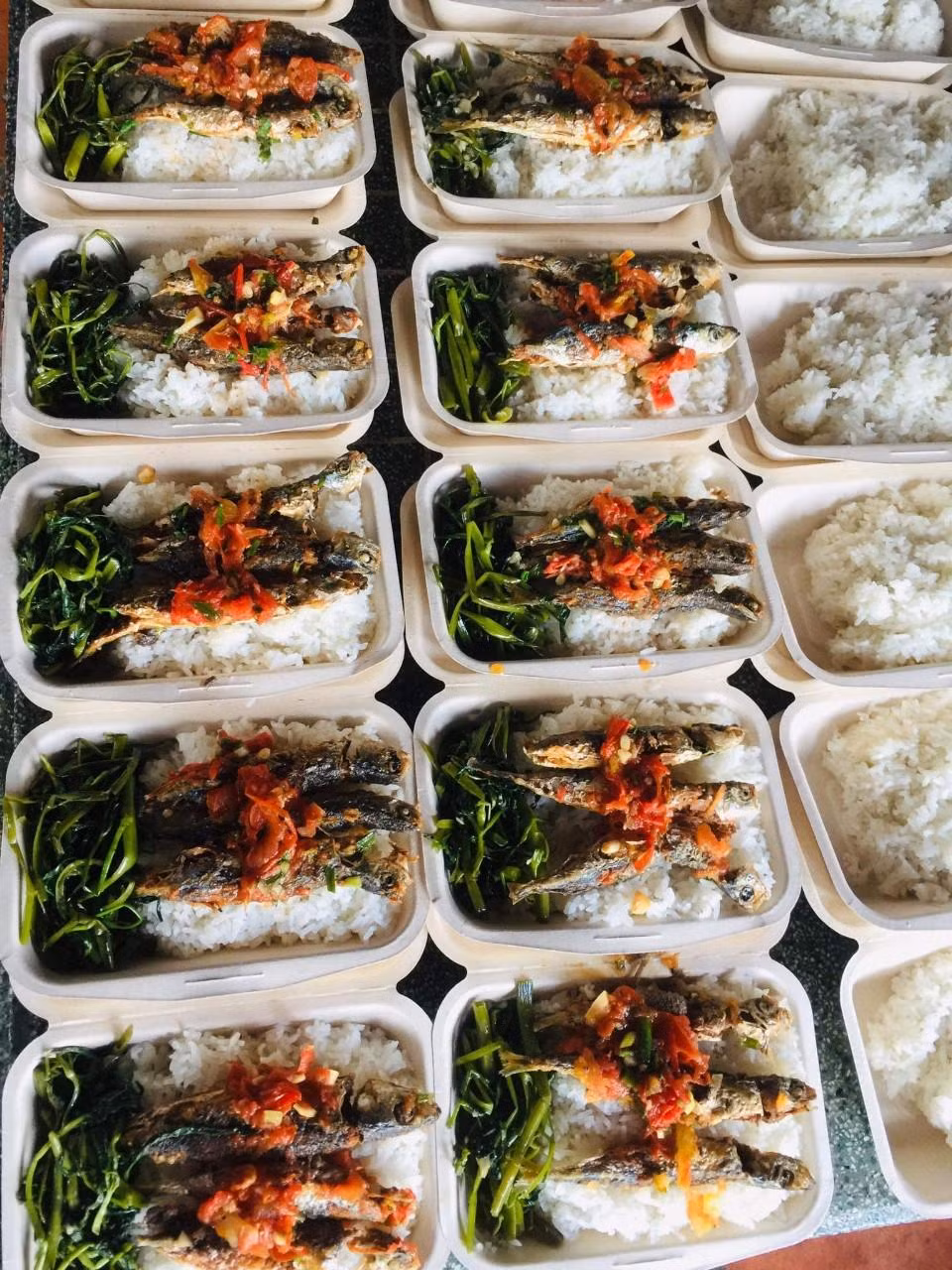 Những suất ăn mùa dịch mà nhóm "Gen Xanh" cùng các mạnh thường quân tặng cho người vô gia cư, người khó khăn tại TP. HCM.