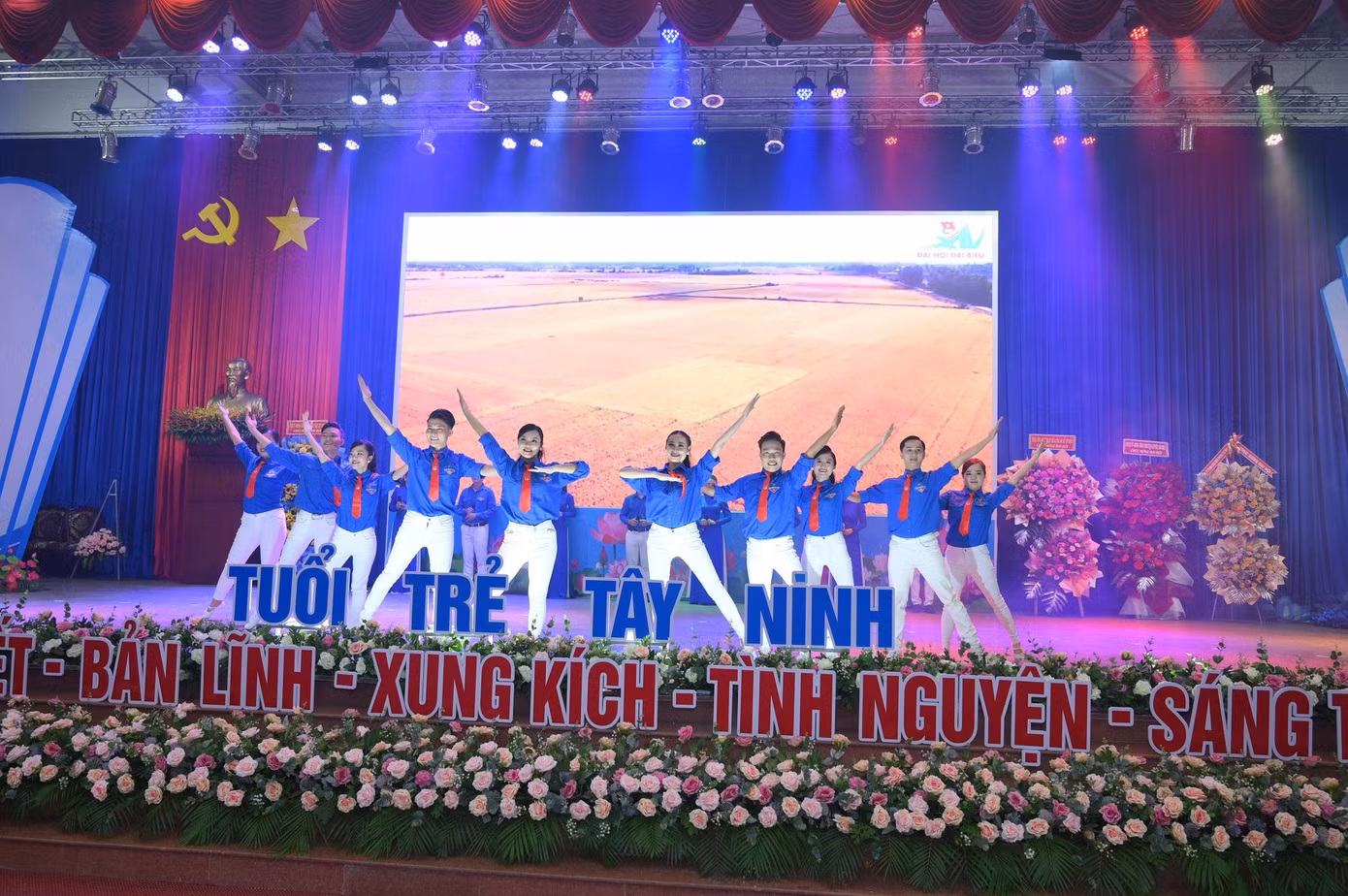 Tiết mục văn nghệ mở màn trong phiên thứ nhất của Đại hội. (Ảnh: Việt Kiên)