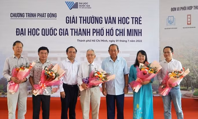 PGS.TS Vũ Hải Quân, Ủy viên Trung ương Đảng, Bí thư Đảng ủy, Giám đốc ĐHQG TP. HCM (thứ ba bên trái) và nguyên Phó Thủ tướng thường trực Trương Hòa Bình (thứ ba bên phải) tặng hoa cho Ban Giám khảo cuộc thi. PGS.TS Vũ Hải Quân, Ủy viên Trung ương Đảng, Bí thư Đảng ủy, Giám đốc ĐHQG TP. HCM (thứ ba bên trái) và nguyên Phó Thủ tướng thường trực Trương Hòa Bình (thứ ba bên phải) tặng hoa cho Ban Giám khảo cuộc thi.