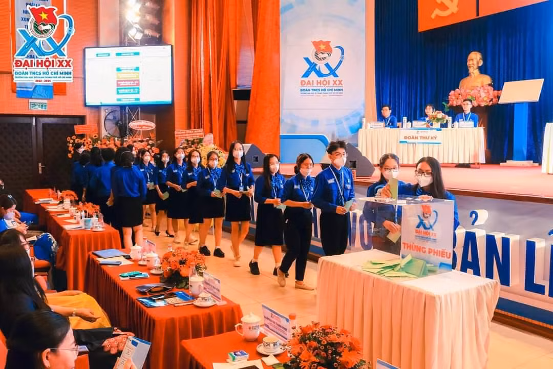 Đoàn viên thanh niên trường ĐH Sư phạm TP. HCM bỏ phiếu bầu tại Đại hội.