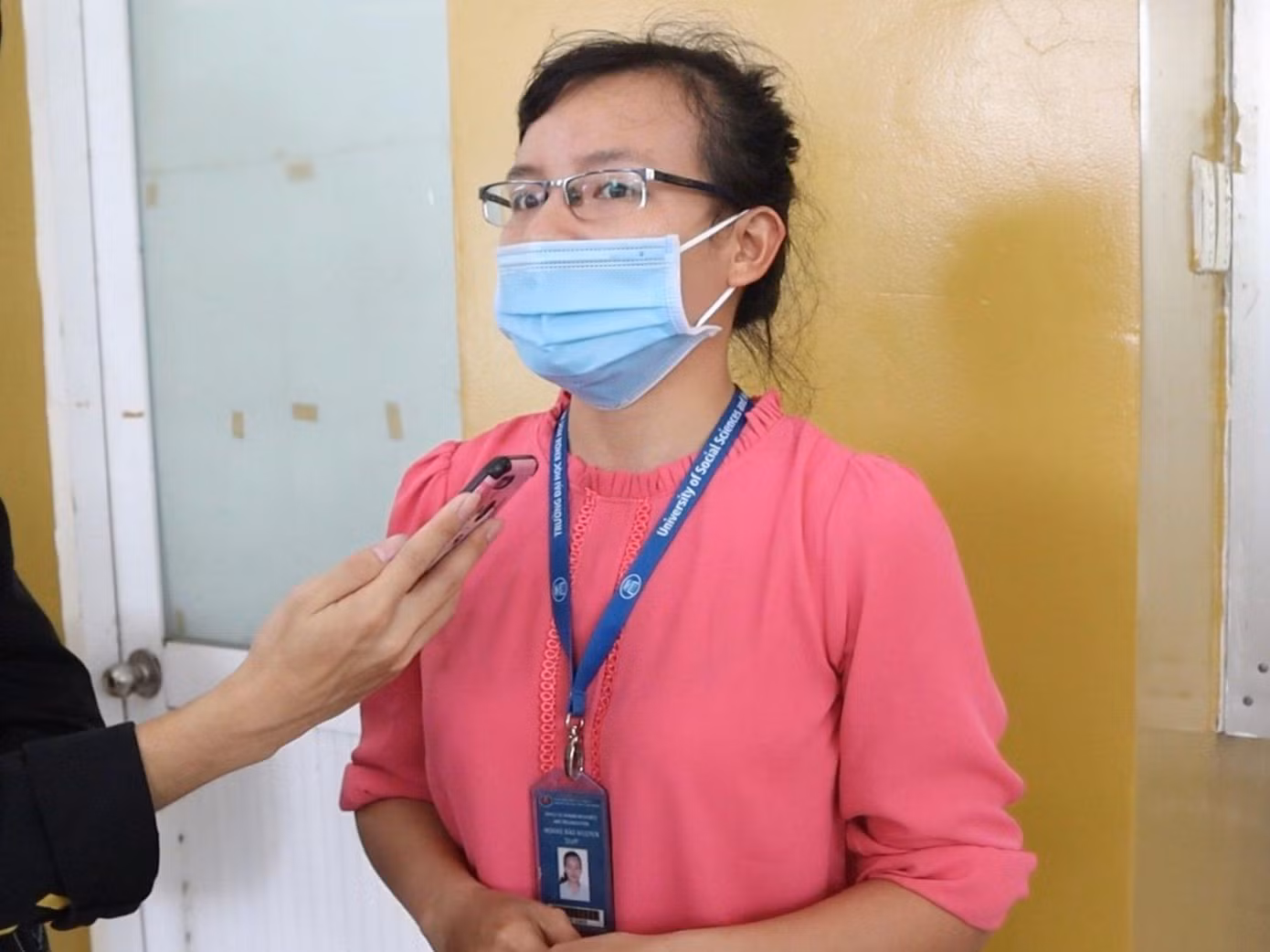 Cô Hoàng Bảo Nguyên, cán bộ y tế, thường trực tiếp đón tân sinh viên. Cô Hoàng Bảo Nguyên, cán bộ y tế, thường trực tiếp đón tân sinh viên.