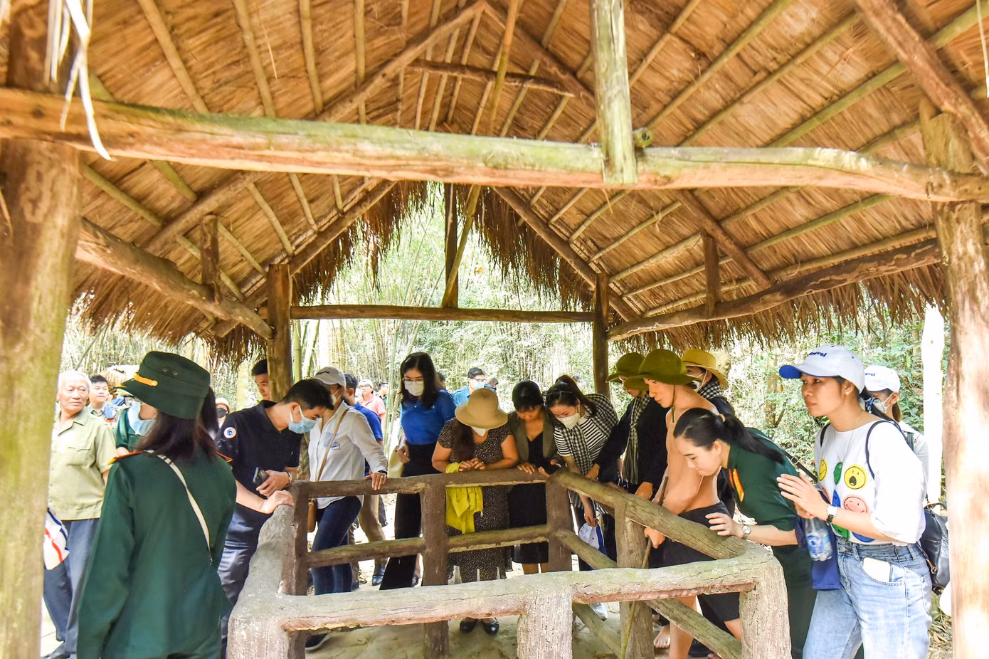 Đoàn tham quan Khu tái hiện cuộc sống, sinh hoạt, chiến đấu của quân và dân Củ Chi dưới hàng chục mét đất sâu. Đoàn tham quan Khu tái hiện cuộc sống, sinh hoạt, chiến đấu của quân và dân Củ Chi dưới hàng chục mét đất sâu.