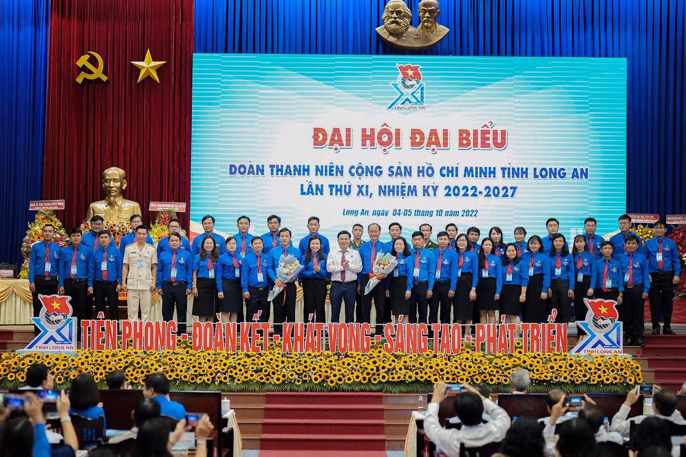 Anh Phú và BCH Tỉnh Đoàn Long An khóa XI ra mắt trước Đại hội. (Ảnh: Phạm Nguyễn) Anh Phú và BCH Tỉnh Đoàn Long An khóa XI ra mắt trước Đại hội. (Ảnh: Phạm Nguyễn)