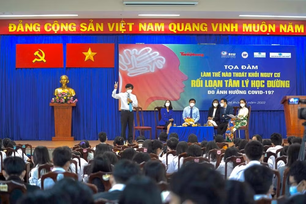 Các khách mời tham dự buổi tọa đàm đã đưa ra nhiều giải pháp giúp các bạn trẻ tháo gỡ các vấn đề về rối loạn tâm lý khi gặp phải. Các khách mời tham dự buổi tọa đàm đã đưa ra nhiều giải pháp giúp các bạn trẻ tháo gỡ các vấn đề về rối loạn tâm lý khi gặp phải.