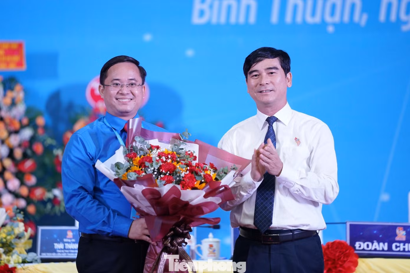 Ông Dương Văn An, Ủy viên T.Ư Đảng, Bí thư Tỉnh ủy, Trưởng Đoàn Đại biểu Quốc hội tỉnh Bình Thuận tặng hoa chúc mừng anh Nguyễn Quốc Huy trở lại công tác tại Cơ quan T.Ư Đoàn. (Ảnh: Phạm Nguyễn) Ông Dương Văn An, Ủy viên T.Ư Đảng, Bí thư Tỉnh ủy, Trưởng Đoàn Đại biểu Quốc hội tỉnh Bình Thuận tặng hoa chúc mừng anh Nguyễn Quốc Huy trở lại công tác tại Cơ quan T.Ư Đoàn. (Ảnh: Phạm Nguyễn)