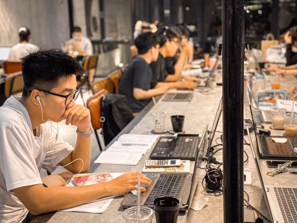 Quán cà phê xuyên đêm phù hợp để các bạn trẻ tập trung học tập và làm việc. Quán cà phê xuyên đêm phù hợp để các bạn trẻ tập trung học tập và làm việc.