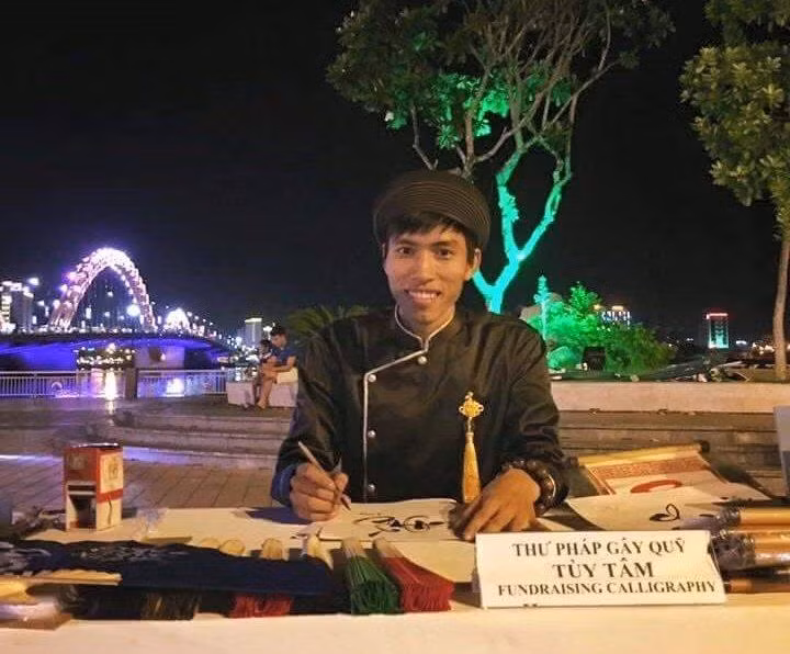 Minh Hùng tham gia dự án “Một bức tranh nhiều hy vọng” bằng những đóng góp từ khả năng thư pháp của mình.