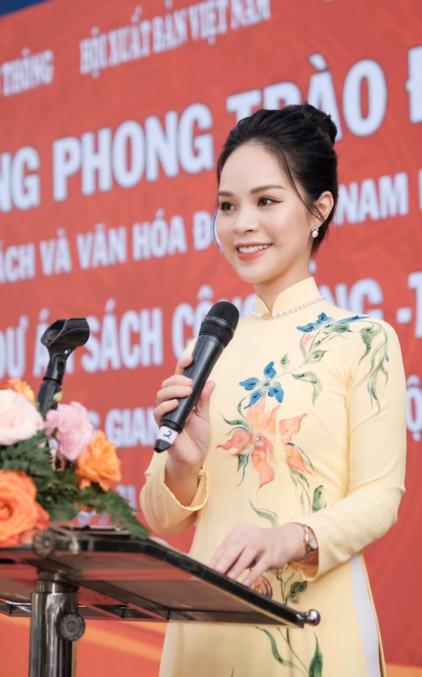 CLB MC Song ngữ Roseway ra đời với mong muốn giúp đỡ nhiều bạn trẻ đến gần hơn với giấc mơ cầm mic. CLB MC Song ngữ Roseway ra đời với mong muốn giúp đỡ nhiều bạn trẻ đến gần hơn với giấc mơ cầm mic.