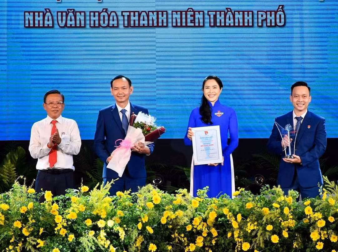 MC Quỳnh Hoa, Phó Giám đốc Nhà Văn hóa Thanh niên TP. HCM (thứ hai bên phải) đại diện Nhà Văn hóa Thanh niên TP. HCM nhận giải thưởng.